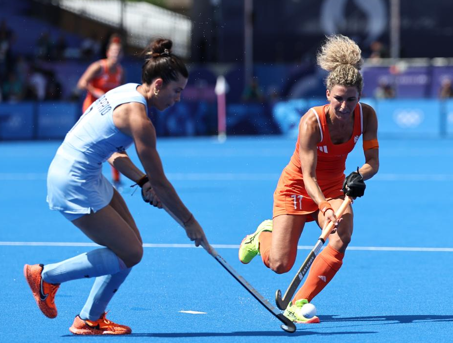 荷兰队在曲棍球比赛中大胜对手
