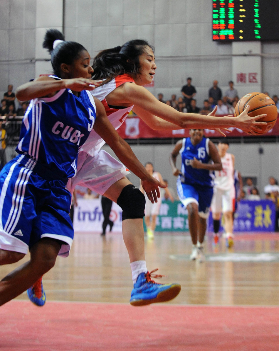 比赛间隙休整，球员多姿势技术大展