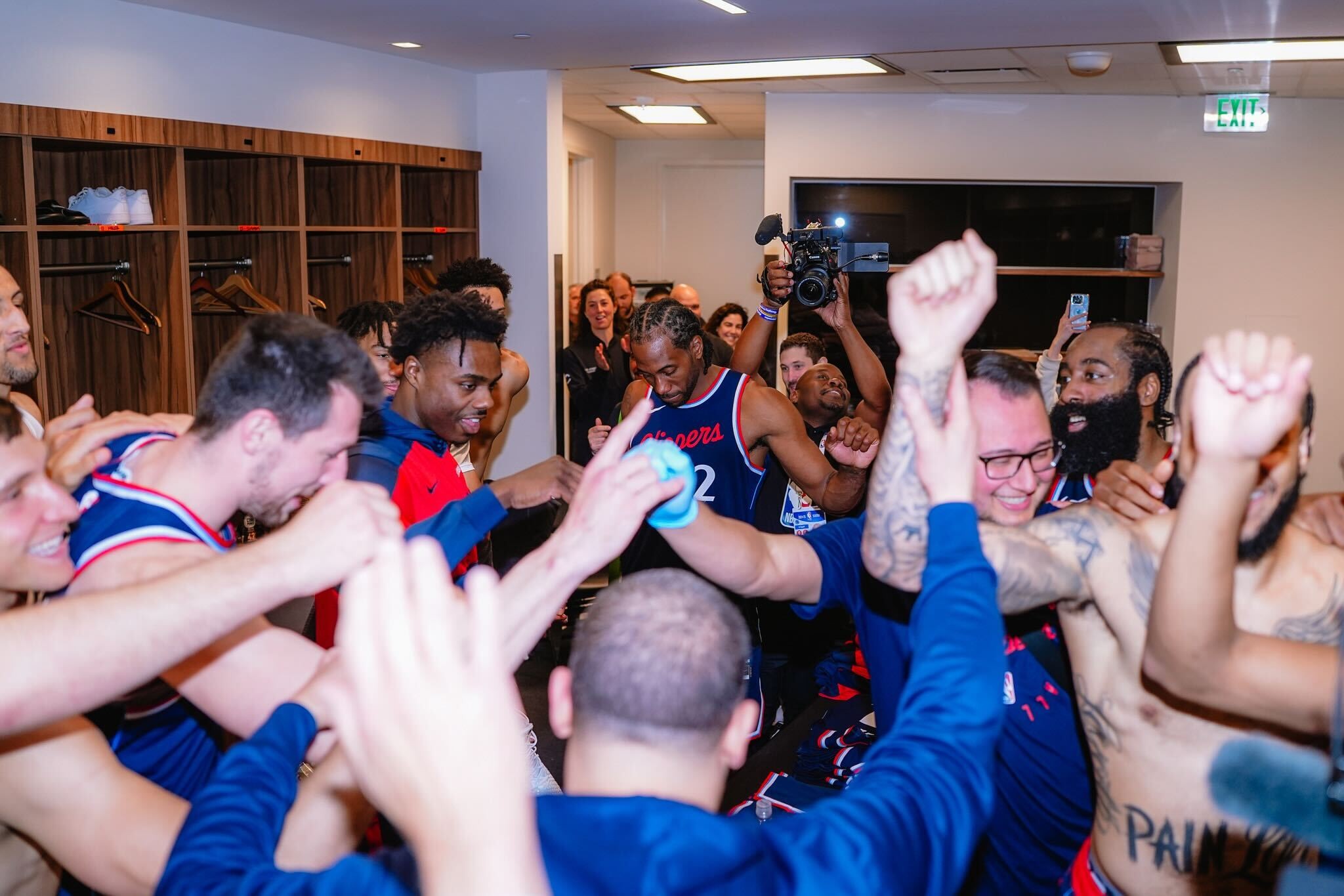 比赛间隙休整，球员多姿势技术大展