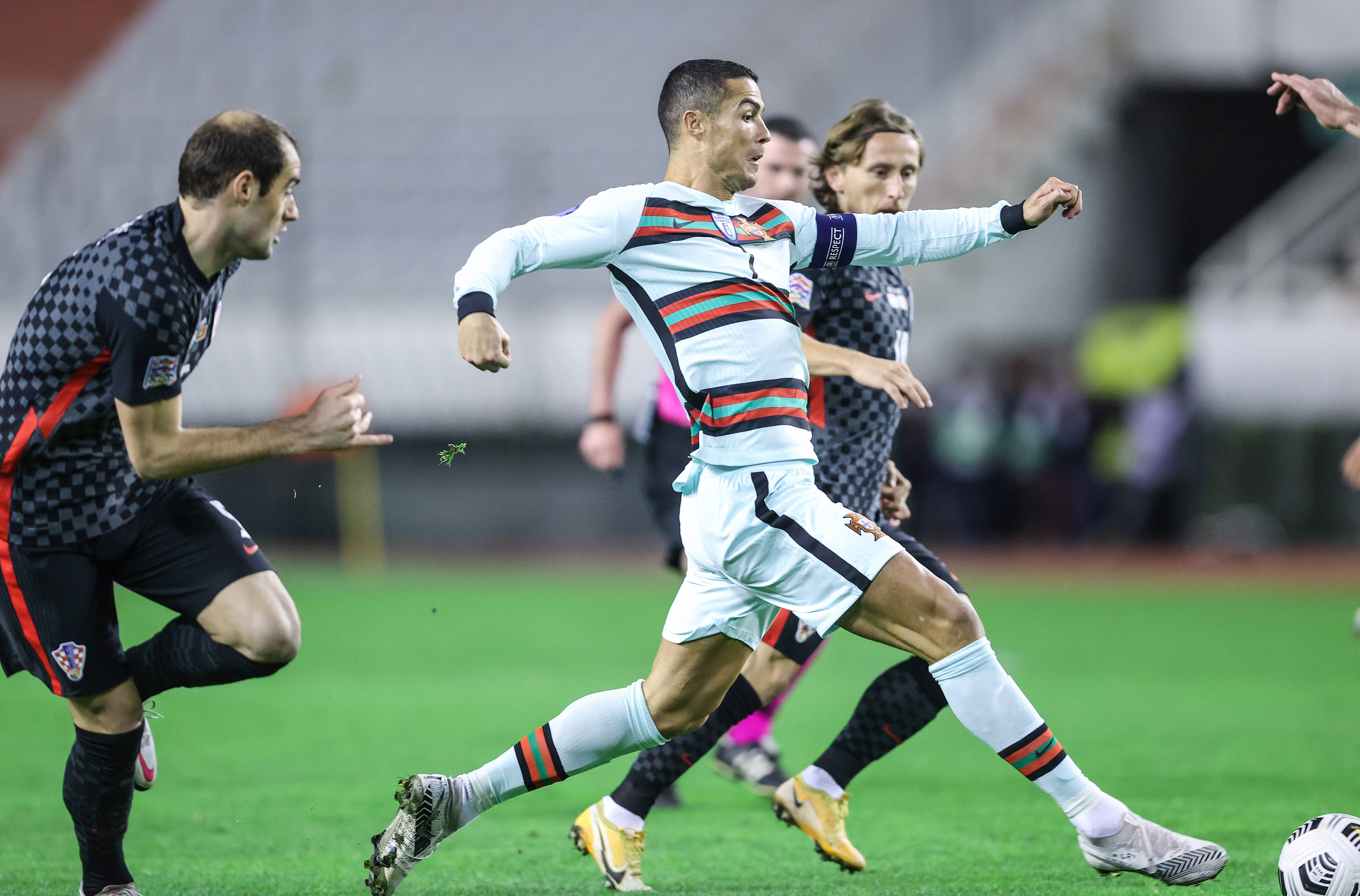 葡萄牙队在面对克里特的比赛中获得三分