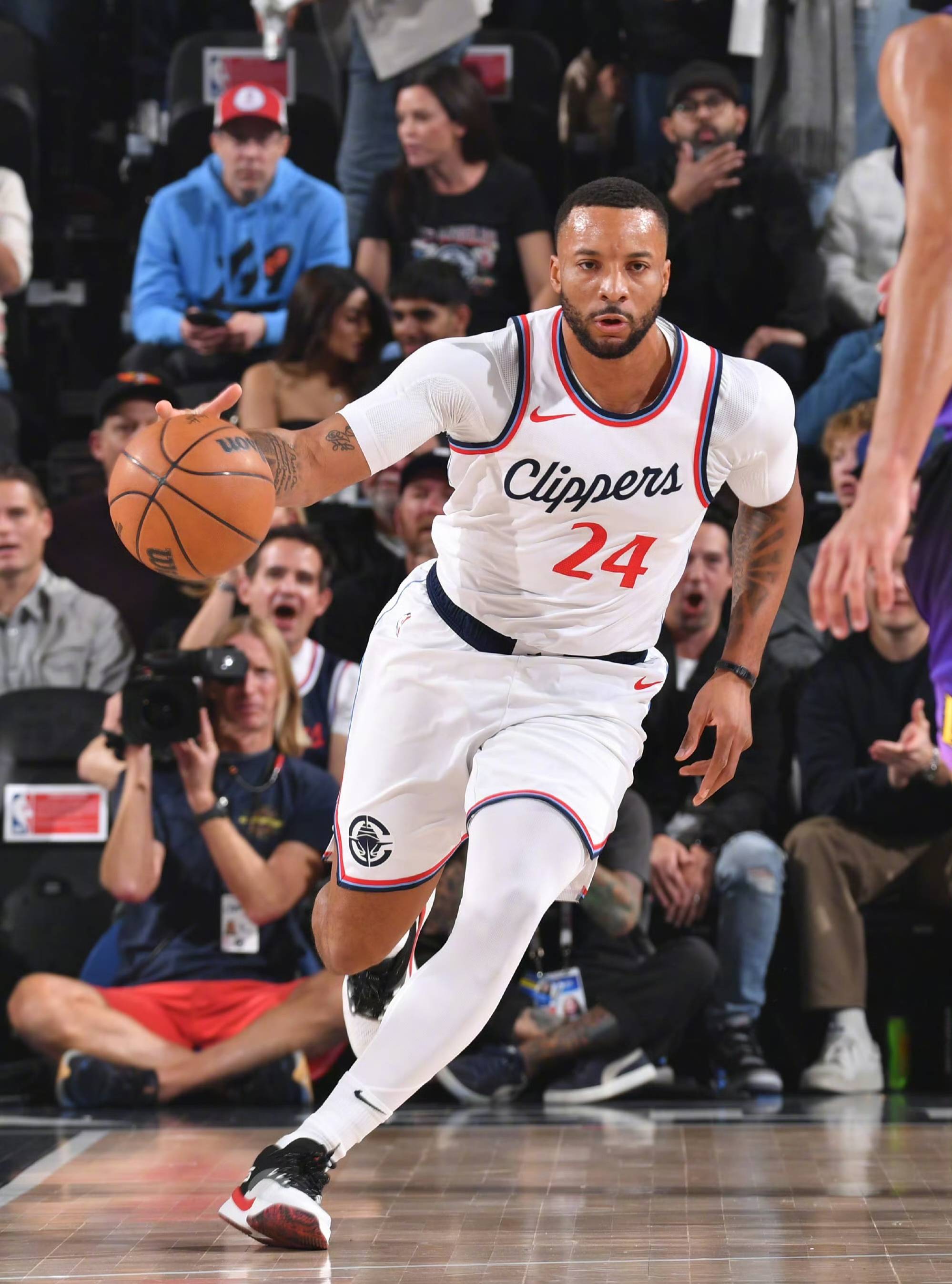 快船客场击败老鹰，取得胜利