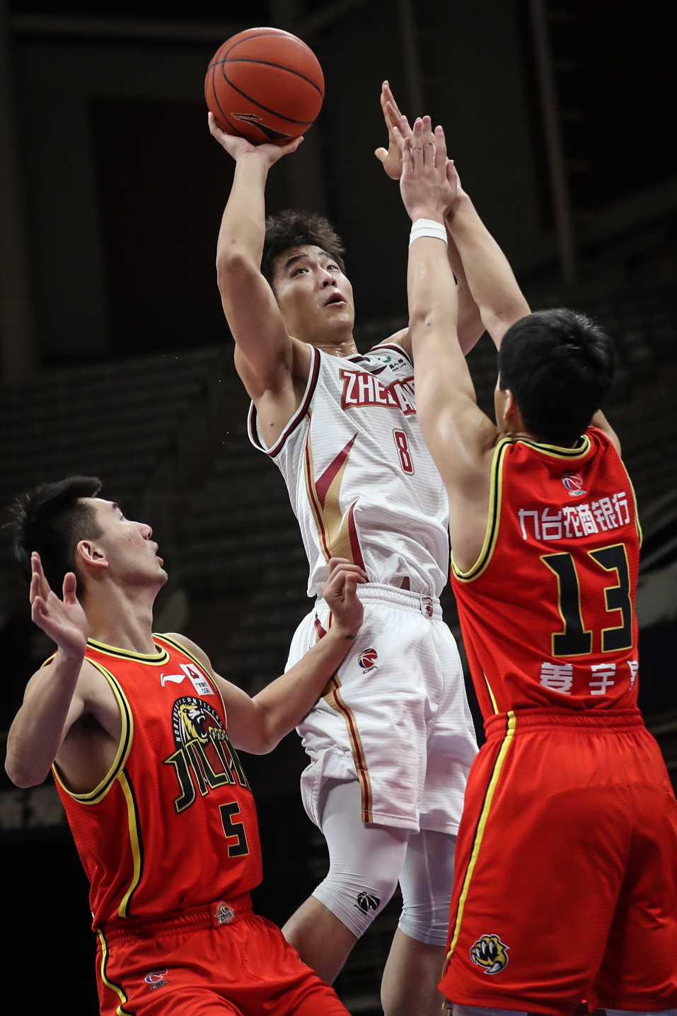 吉林队险胜深圳队，范弗利特扛起全队